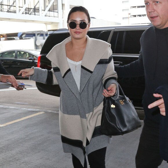 Demi Lovato prend un vol à l'aéroport de Los Angeles, le 20 janvier 2016.