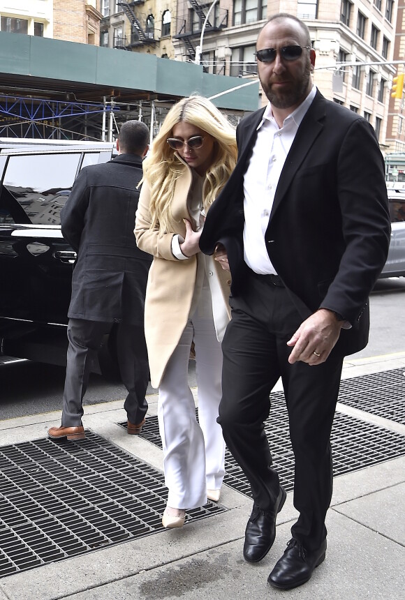 La chanteuse Kesha quitte la cour de New York après son audition dans l'affaire qui l'oppose à Dr Luke, le 19 février 2016. S