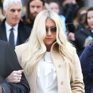 La chanteuse Kesha quitte la cour de New York après son audition dans l'affaire qui l'oppose à Dr Luke, le 19 février 2016.