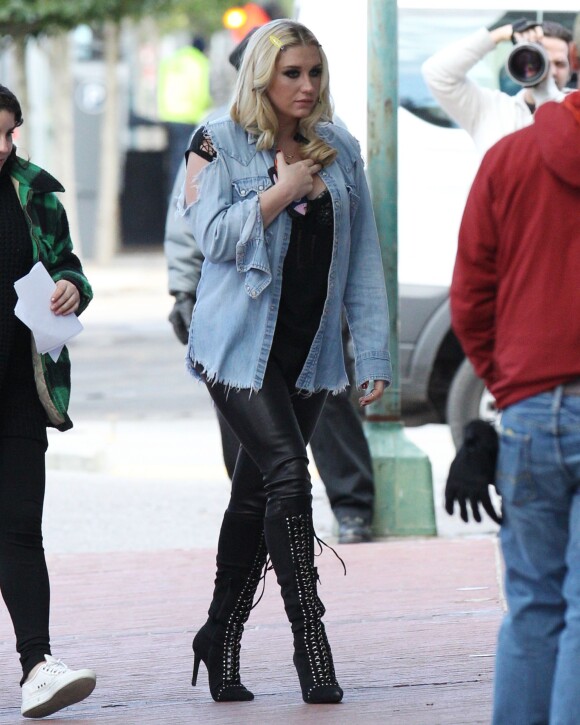 Kesha fait une apparition sur le tournage de "Bad Moms" à La Nouvelle-Orléans le 12 janvier 2016.