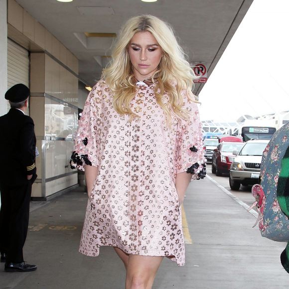 Kesha arrive à l‘aéroport de LAX à Los Angeles pour prendre l'avion, le 10 janvier 2016  Singer Kesha departs from LAX airport in Los Angeles on January 10, 201610/01/2016 - Los Angeles