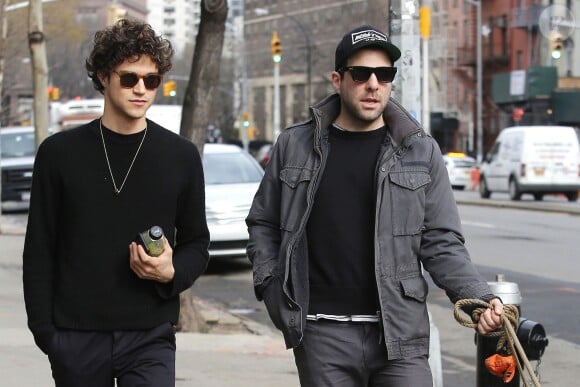 Zachary Quinto et Miles McMillan dans les rues de West Village, à New York, le 4 février 2016