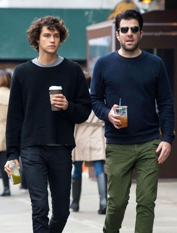 Zachary Quinto et son compagnon Miles McMillan se promènent dans les rues de New York, le 14 décembre 2015