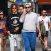 Zachary Quinto et son compagnon Miles McMillan promènent leurs chiens dans les rues de New York, le 27 septembre 2015