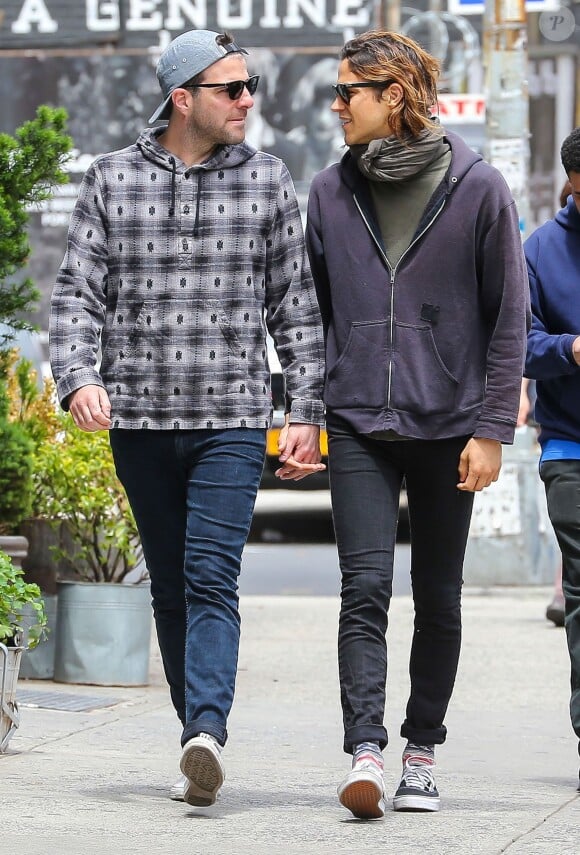 Exclusif - Zachary Quinto se promène, main dans la main, avec son petit ami Miles McMillan dans les rues de New York, le 4 juin 2015