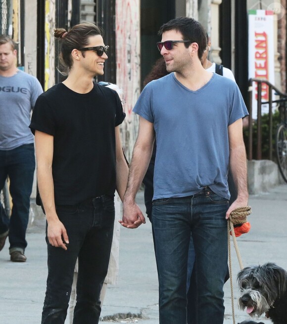 Zachary Quinto et son petit ami Miles McMillan se promènent en amoureux avec leurs chiens dans les rues de New York, le 14 mai 2015