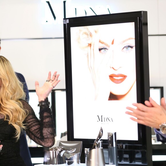 De passage au Japon, Madonna assure la promotion de sa ligne de cosmétiques MDNA Skin dans un grand magasin de Tokyo, le 15 février 2016.