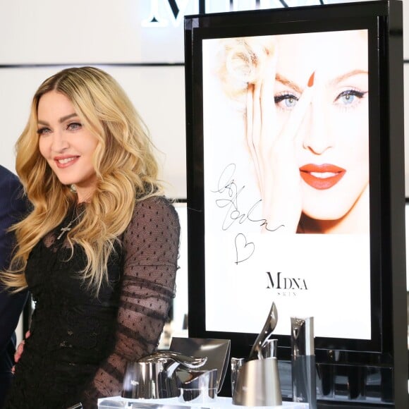 De passage au Japon, Madonna assure la promotion de sa ligne de cosmétiques MDNA Skin dans un grand magasin de Tokyo, le 15 février 2016.