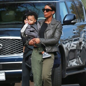 Kelly Rowland se promène avec son fils Titan dans les rues de Los Angeles, le 14 janvier 2016