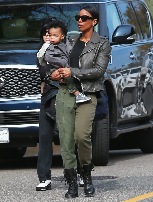 Kelly Rowland se promène avec son fils Titan dans les rues de Los Angeles, le 14 janvier 2016