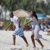 Kelly Rowland en vacances avec son mari Tim Witherspoon et des amis sur une plage de Miami le 16 février 2014