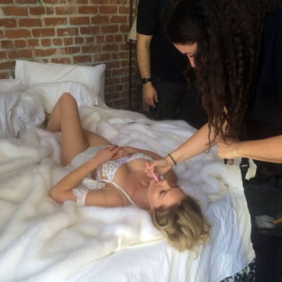 Katherine Heigl se fait maquiller sur un shooting. Février 2016