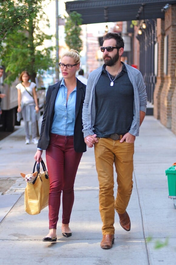 Katherine Heigl et son mari Josh Kelley quittent un restaurant avec leur chien a New York le 4 octobre 2013.