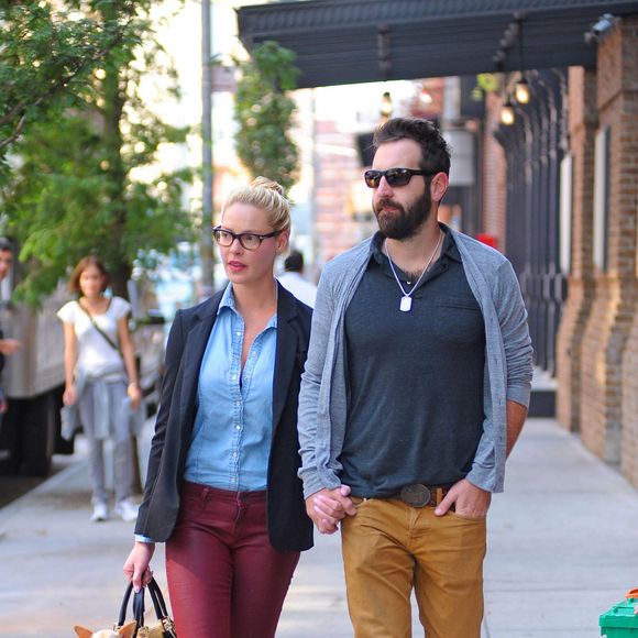Katherine Heigl et son mari Josh Kelley quittent un restaurant avec leur chien a New York le 4 octobre 2013.