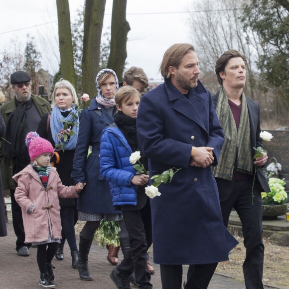 Xawery Zulawski, son frère Ignacy Zulawski et le frère de Andrej Zulawski, Mateusz Zulawski qui porte l'urne aux obsèques d'Andrzej Zulawski à Gora Kalwaria, près de Varsovie en Pologne le 22 février 2016. BEW / BESTIMAGE