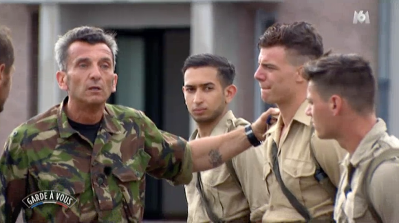 Adrien et Giovanni en viennent aux mains dans l'émission "Garde à vous", sur M6. "Le patron" les remet à leur place. Le 23 février 2016.