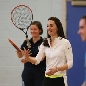 Kate Middleton a apporté son concours très volontaire à Judy Murray, mère de Jamie et Andy Murray, au lycée Craigmount d'Edimnourg le 24 février 2016 lors de l'opération "The Roadshow" de son programme Tennis on the Road.