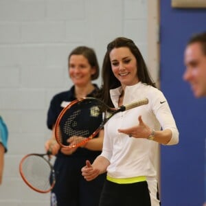 Kate Middleton a apporté son concours très volontaire à Judy Murray, mère de Jamie et Andy Murray, au lycée Craigmount d'Edimnourg le 24 février 2016 lors de l'opération "The Roadshow" de son programme Tennis on the Road.