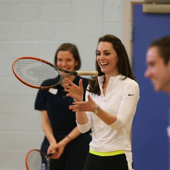 Kate Middleton a apporté son concours très volontaire à Judy Murray, mère de Jamie et Andy Murray, au lycée Craigmount d'Edimnourg le 24 février 2016 lors de l'opération "The Roadshow" de son programme Tennis on the Road.