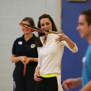 Kate Middleton a apporté son concours très volontaire à Judy Murray, mère de Jamie et Andy Murray, au lycée Craigmount d'Edimnourg le 24 février 2016 lors de l'opération "The Roadshow" de son programme Tennis on the Road.