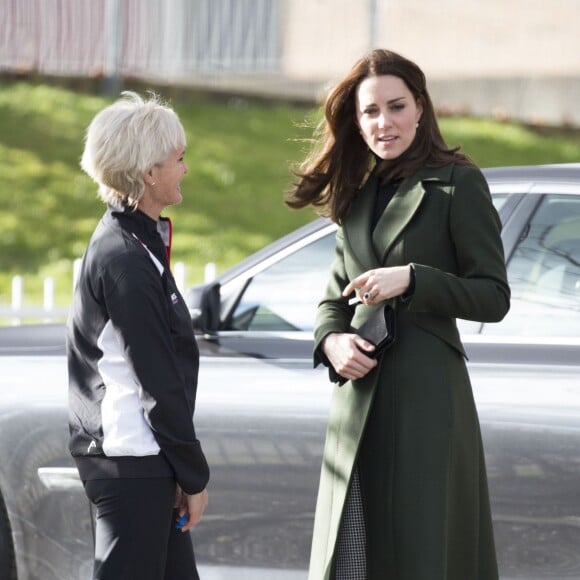 Kate Middleton a apporté son concours très volontaire à Judy Murray, mère de Jamie et Andy Murray, au lycée Craigmount d'Edimnourg le 24 février 2016 lors de l'opération "The Roadshow" de son programme Tennis on the Road.