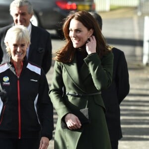 Kate Middleton a apporté son concours très volontaire à Judy Murray, mère de Jamie et Andy Murray, au lycée Craigmount d'Edimnourg le 24 février 2016 lors de l'opération "The Roadshow" de son programme Tennis on the Road.