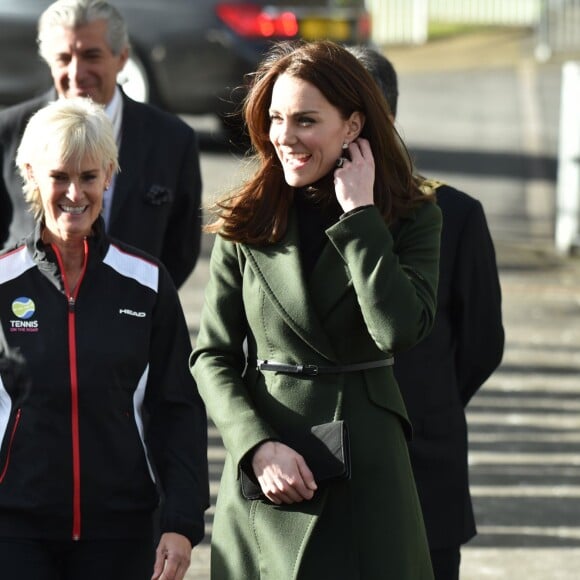 Kate Middleton a apporté son concours très volontaire à Judy Murray, mère de Jamie et Andy Murray, au lycée Craigmount d'Edimnourg le 24 février 2016 lors de l'opération "The Roadshow" de son programme Tennis on the Road.