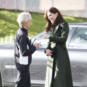 Kate Middleton a apporté son concours très volontaire à Judy Murray, mère de Jamie et Andy Murray, au lycée Craigmount d'Edimnourg le 24 février 2016 lors de l'opération "The Roadshow" de son programme Tennis on the Road.