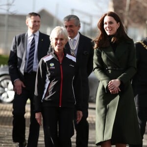 Kate Middleton a apporté son concours très volontaire à Judy Murray, mère de Jamie et Andy Murray, au lycée Craigmount d'Edimnourg le 24 février 2016 lors de l'opération "The Roadshow" de son programme Tennis on the Road.