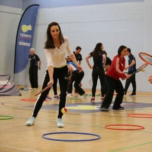 Kate Middleton a apporté son concours très volontaire à Judy Murray, mère de Jamie et Andy Murray, au lycée Craigmount d'Edimnourg le 24 février 2016 lors de l'opération "The Roadshow" de son programme Tennis on the Road.