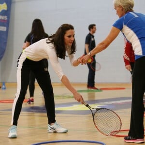 Kate Middleton a apporté son concours très volontaire à Judy Murray, mère de Jamie et Andy Murray, au lycée Craigmount d'Edimnourg le 24 février 2016 lors de l'opération "The Roadshow" de son programme Tennis on the Road.