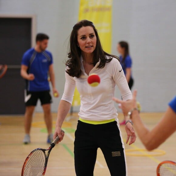 Kate Middleton a apporté son concours très volontaire à Judy Murray, mère de Jamie et Andy Murray, au lycée Craigmount d'Edimnourg le 24 février 2016 lors de l'opération "The Roadshow" de son programme Tennis on the Road.