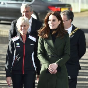 Kate Middleton a apporté son concours très volontaire à Judy Murray, mère de Jamie et Andy Murray, au lycée Craigmount d'Edimnourg le 24 février 2016 lors de l'opération "The Roadshow" de son programme Tennis on the Road.