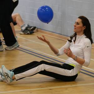 Kate Middleton a apporté son concours très volontaire (le gainage, c'est le secret !) à Judy Murray, mère de Jamie et Andy Murray, au lycée Craigmount d'Edimnourg le 24 février 2016 lors de l'opération "The Roadshow" de son programme Tennis on the Road.