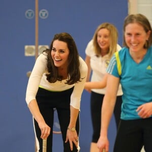 Kate Middleton a apporté son concours très volontaire à Judy Murray, mère de Jamie et Andy Murray, au lycée Craigmount d'Edimnourg le 24 février 2016 lors de l'opération "The Roadshow" de son programme Tennis on the Road.