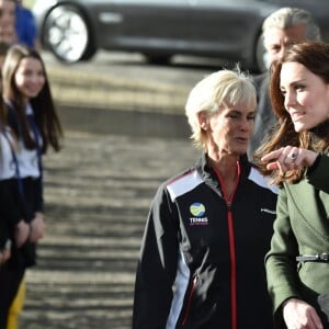 Kate Middleton a apporté son concours très volontaire à Judy Murray, mère de Jamie et Andy Murray, au lycée Craigmount d'Edimnourg le 24 février 2016 lors de l'opération "The Roadshow" de son programme Tennis on the Road.