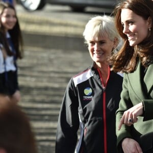 Kate Middleton a apporté son concours très volontaire à Judy Murray, mère de Jamie et Andy Murray, au lycée Craigmount d'Edimnourg le 24 février 2016 lors de l'opération "The Roadshow" de son programme Tennis on the Road.