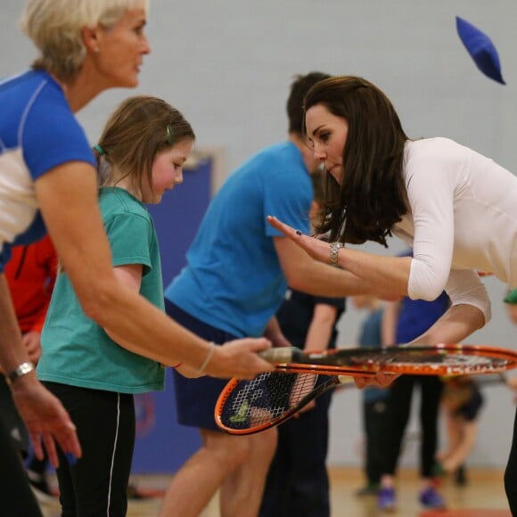 Kate Middleton a apporté son concours très volontaire à Judy Murray, mère de Jamie et Andy Murray, au lycée Craigmount d'Edimnourg le 24 février 2016 lors de l'opération "The Roadshow" de son programme Tennis on the Road.