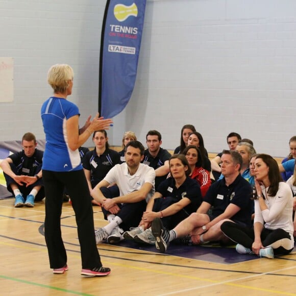 Kate Middleton a apporté son concours très volontaire à Judy Murray, mère de Jamie et Andy Murray, au lycée Craigmount d'Edimnourg le 24 février 2016 lors de l'opération "The Roadshow" de son programme Tennis on the Road.