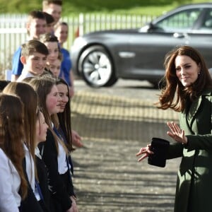 Kate Middleton a apporté son concours très volontaire à Judy Murray, mère de Jamie et Andy Murray, au lycée Craigmount d'Edimnourg le 24 février 2016 lors de l'opération "The Roadshow" de son programme Tennis on the Road.