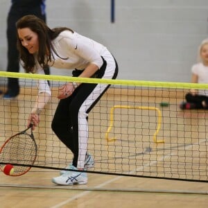 Kate Middleton a apporté son concours très volontaire à Judy Murray, mère de Jamie et Andy Murray, au lycée Craigmount d'Edimnourg le 24 février 2016 lors de l'opération "The Roadshow" de son programme Tennis on the Road.