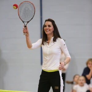 Kate Middleton a apporté son concours très volontaire à Judy Murray, mère de Jamie et Andy Murray, au lycée Craigmount d'Edimnourg le 24 février 2016 lors de l'opération "The Roadshow" de son programme Tennis on the Road.