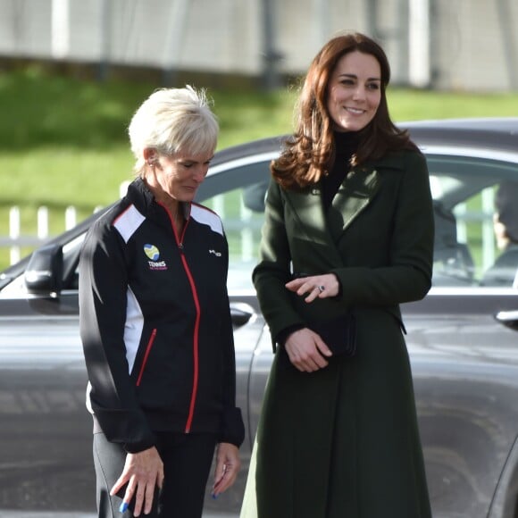 Kate Middleton a apporté son concours très volontaire à Judy Murray, mère de Jamie et Andy Murray, au lycée Craigmount d'Edimnourg le 24 février 2016 lors de l'opération "The Roadshow" de son programme Tennis on the Road.