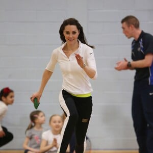 Kate Middleton a apporté son concours très volontaire à Judy Murray, mère de Jamie et Andy Murray, au lycée Craigmount d'Edimnourg le 24 février 2016 lors de l'opération "The Roadshow" de son programme Tennis on the Road.