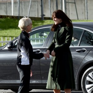 Kate Middleton a apporté son concours très volontaire à Judy Murray, mère de Jamie et Andy Murray, au lycée Craigmount d'Edimnourg le 24 février 2016 lors de l'opération "The Roadshow" de son programme Tennis on the Road.