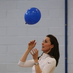 Kate Middleton a apporté son concours très volontaire à Judy Murray, mère de Jamie et Andy Murray, au lycée Craigmount d'Edimnourg le 24 février 2016 lors de l'opération "The Roadshow" de son programme Tennis on the Road.