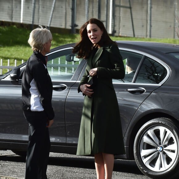 Kate Middleton a apporté son concours très volontaire à Judy Murray, mère de Jamie et Andy Murray, au lycée Craigmount d'Edimnourg le 24 février 2016 lors de l'opération "The Roadshow" de son programme Tennis on the Road.