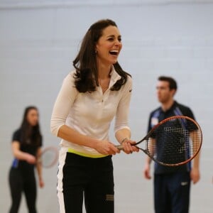 Kate Middleton a apporté son concours très volontaire à Judy Murray, mère de Jamie et Andy Murray, au lycée Craigmount d'Edimnourg le 24 février 2016 lors de l'opération "The Roadshow" de son programme Tennis on the Road.