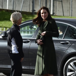 Kate Middleton a apporté son concours très volontaire à Judy Murray, mère de Jamie et Andy Murray, au lycée Craigmount d'Edimnourg le 24 février 2016 lors de l'opération "The Roadshow" de son programme Tennis on the Road.