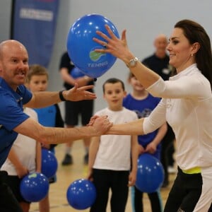 Kate Middleton a apporté son concours très volontaire à Judy Murray, mère de Jamie et Andy Murray, au lycée Craigmount d'Edimnourg le 24 février 2016 lors de l'opération "The Roadshow" de son programme Tennis on the Road.